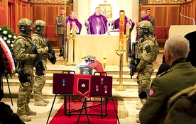  Przed rozpoczęciem liturgii trumna z ciałem generała została udekorowana wstęgą Orderu Wojennego Virtuti Militari 