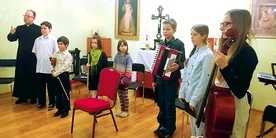   Pierwszy koncert dzieci z nowej parafii dla starszych ludzi 