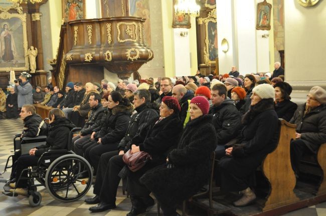 Chorzy zgromadzeni na modlitwie w sanktuarium Matki Bożej Żuromińskiej