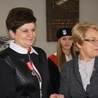 Dyrektor szkoły Dorota Pasik (z lewej) i wojewoda łodzki Jolanta Chełmińska