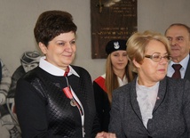 Dyrektor szkoły Dorota Pasik (z lewej) i wojewoda łodzki Jolanta Chełmińska