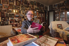 Marek Rapnicki w swoim wypełnionym zdjęciami, większości jego autorstwa, domu