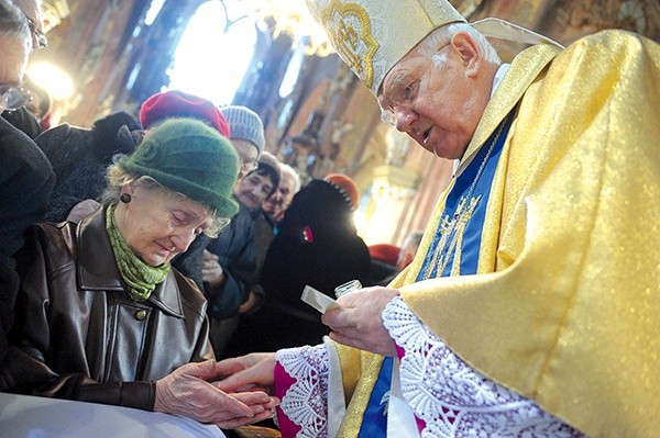 Biskup Ignacy Dec podczas liturgii