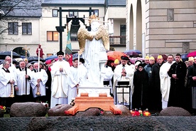 Także przy grobie ks. Jerzego parafianie zawierzyli się opiece św. Michała Archanioła
