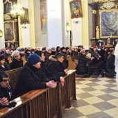 Bp Roman Marcinkowski, przechodząc z Najświętszym Sakramentem przez nawę kościoła, błogosławił zgromadzonych na modlitwie chorych