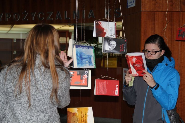 "Książki z sufitu" w Bibliotece Śląskiej