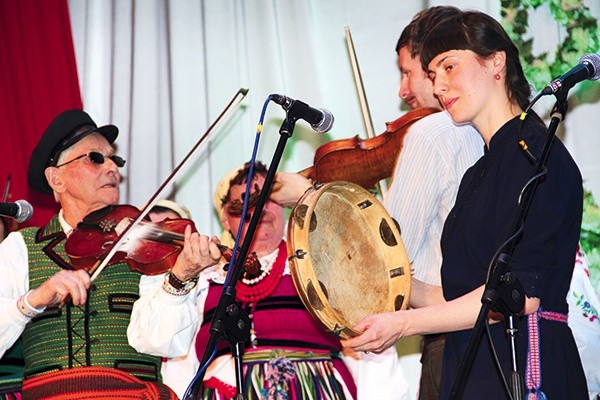  Obok Piotra Gacy (z lewej) ludową muzykę grali przedstawiciele młodego pokolenia