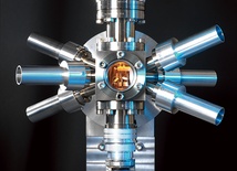 W najnowszych zegarach atomowych „wahadłem” są atomy strontu „wychylane” ze stanu równowagi wiązką lasera