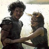 Milo (Kit Harington) i Cassia (Emily Browning) w filmie „Pompeje”