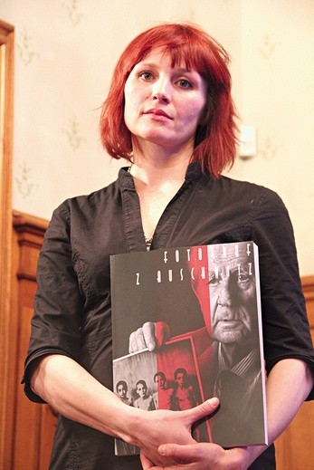  Anna Dobrowolska poznała Wilhelma Brasse podczas realizacji filmu „Portrecista”, zrealizowanego przez jej męża  Irka Dobrowolskiego 