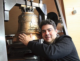  Ojciec Robson de Oliveira Pereira w siedzibie firmy Rduch w Czernicy z dzwonem poświęconym Janowi Pawłowi II
