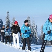 Uczniowie z małopolskich szkół w czasie lekcji wychowania fizycznego jeżdżą na biegówkach