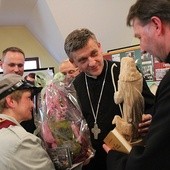 Od meszniańskich harcerzy biskup Roman Pindel otrzymał rzeźbę Dobrego Pasterza