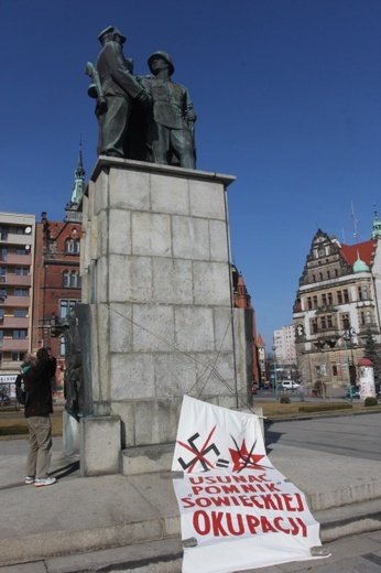 Legnica: dwa pomniki, dwa bieguny