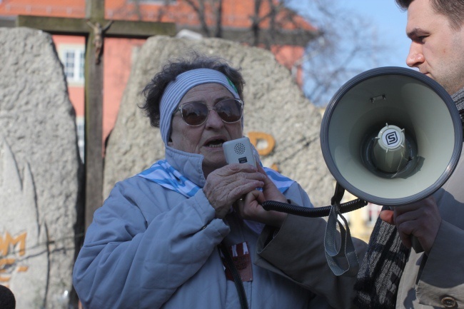 Legnica: dwa pomniki, dwa bieguny