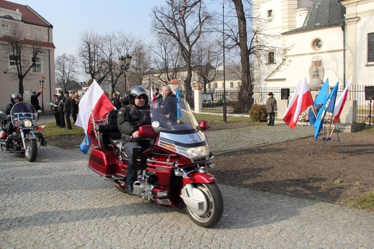 Łowiccy motocyklści uczcili pamięć żołnierzy wyklętych przejazdem z biało-czerwonymi flagami