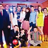  Ślub Agnieszki. Jędrusikowie w komplecie. Na zdjęciu jeszcze mąż Agnieszki, Franciszek,  będący w rodzinie zastępczej, i mama pani Beaty