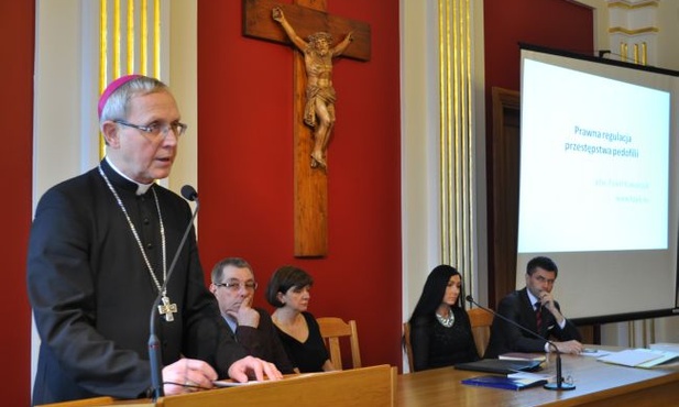 Bp Piotr Libera otworzył konferencję na Sali Biskupów WSD
