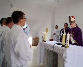 Nadzwyczajni szafarze pomagają księżom w rozdzielaniu Komunii św., a także w zanoszeniu jej do osób chorych i w podeszłym wieku