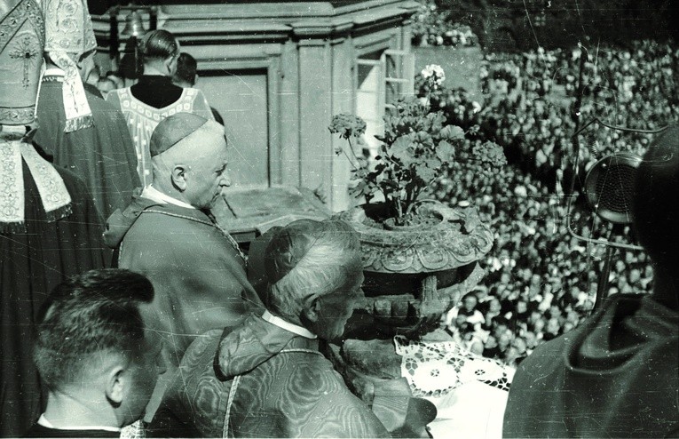 Jasna Góra, 8 września 1946 r. Prymas Hlond w obecności całego episkopatu i prawie miliona wiernych oddaje naród polski Niepokalanemu Sercu Maryi