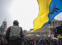Od listopada 2013 r. ludzie zbierali się na Majdanie,  by zaprotestować przeciwko temu, że prezydent Ukrainy Wiktor Janukowycz, mimo obietnic, nie podpisał  tzw. umowy stowarzyszeniowej z Unią Europejską