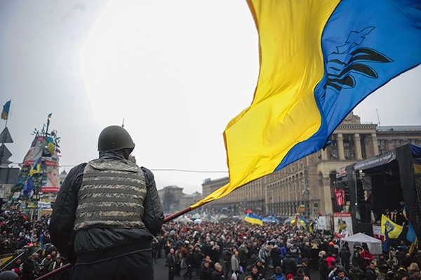 Od listopada 2013 r. ludzie zbierali się na Majdanie,  by zaprotestować przeciwko temu, że prezydent Ukrainy Wiktor Janukowycz, mimo obietnic, nie podpisał  tzw. umowy stowarzyszeniowej z Unią Europejską