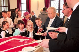  Atrakcją spotkania z okazji 76. rocznicy ogłoszenia w Berlinie Pięciu Prawd Polaków był 50-kilogramowy tort z symbolem Rodła