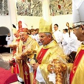  Na zakończenie odpustowej Eucharystii piekarze wręczyli swój świąteczny wypiek. Klucze św. Kazimierza otrzymali (od lewej): bp Adam Odzimek,  bp Paweł Socha, bp Henryk Tomasik i ks. inf. Stanisław Pindera 