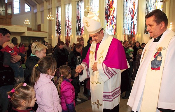  Biskup pobłogosławił najmłodszych parafian