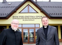 Ks. Piotr Adamczyk i ks. Marcin Kokoszka starają się prowadzić „Opokę” na wzór rodzinnego domu, w którym drzwi zawsze są otwarte