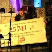 Uroczyste przekazanie symbolicznego czeku z kwotą datków złożonych przez czytelników "Gościa Niedzielnego"