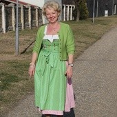 Krystyna Suchodolski jest żywą reklamą swojej firmy. Po ulicach Ganserndorfu chodzi ubrana w regionalną suknię, czyli dirndl