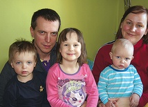 Agnieszka i Paweł Porczykowie z (od lewej) Frankiem, Klarą i Antkiem