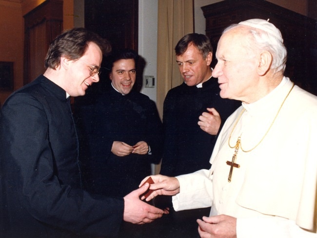 Styczeń 1991 r. Audiencja dla księży studentów rzymskich uczelni. Z Janem Pawłem II rozmawia Ks. Zbigniew Niemirski