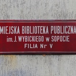 Czytelnicy i bibliotekarka protestują 