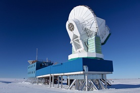 Obserwatorium astronomiczne na biegunie południowym. Dzięki temu teleskopowi udało się zarejestrować zmarszczki przestrzeni