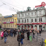 Centrum Charkowa z ukraińską restauracją w tle 