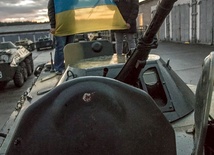 Dziennikarka Nadia Szostak i działaczka organizacji humanitarnej Ania Heraszczienko z Charkowa – w jednostce pancernej ukraińskiej armii, do której dostarczają na bieżąco niezbędne żołnierzom produkty i części zamienne do sprzętu wojskowego. Bez nich i setek podobnych wolontariuszy ukraińska armia nie miałaby  praktycznie nic