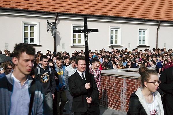  Większość młodych ludzi rozumiała, że obecność na Jasnej Górze nie zapewni im powodzenia na maturze. Byli tu, bo Maryja jest ważna w ich życiu