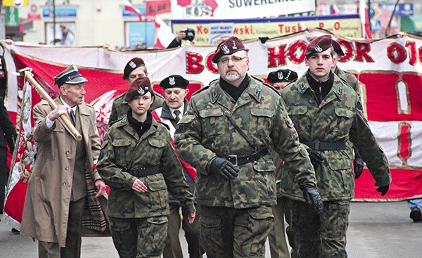  Przedstawiciele Związku Strzeleckiego Rzeczypospolitej regularnie biorą udział w manifestacjach patriotycznych.  Na zdjęciu: Podczas obchodów Dnia Żołnierzy Wyklętych