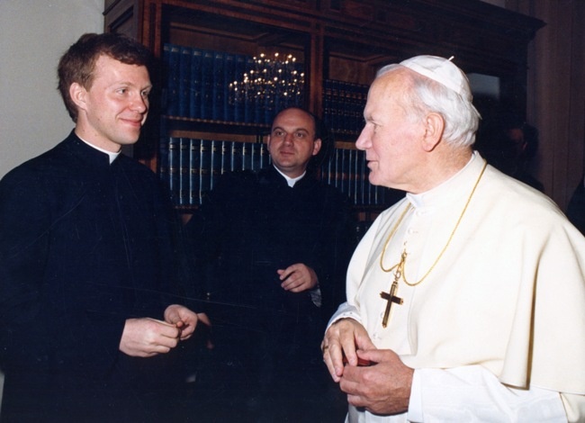 Styczeń 1989 r. Audiencja dla księży studentów rzymskich uczelni. Z Janem Pawłem II rozmawia Ks. Piotr Turzyński