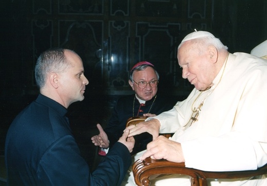 Grudzień 2003 r. Spotkanie z Janem Pawłem II podczas pielgrzymki na Watykan wspólnoty radomskiego Wyższego Seminarium Duchownego