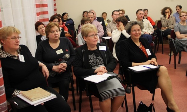 Maria Szczawińska (z prawej) i Iwona Rawicka (z lewej) - uczestniczki konferencji w Mariówce podczas jednego z wykładów