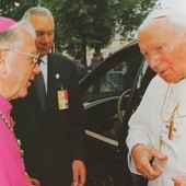 W imieniu Kościoła łowickiego papieża powitał bp Alojzy Orszulik