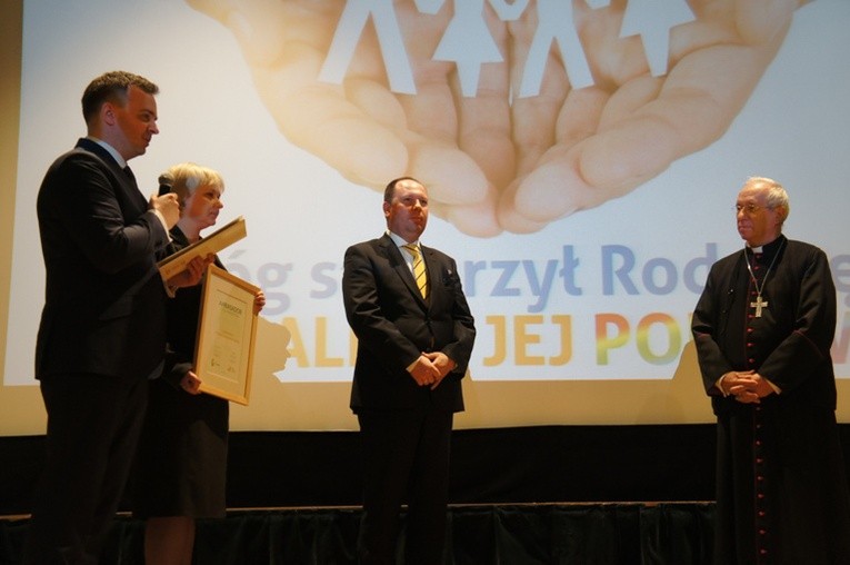 Bp. łowicki Andrzej F. Dziuba został uhonorowany tytułem Ambasadora Życia i Rodziny