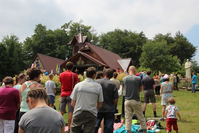 Wokół kalicy na papieskim Groniu od lat gromadzą się liczni turyści i pielgrzymi