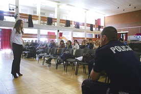 Ta legnicka nowość – policjant na naukach przedmałżeńskich – sprawdziła się już w praktyce.  Ci, którzy jej doświadczyli, chwalą. Pozostali żałują, że ominęło ich  coś ciekawego i pożytecznego