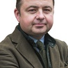 Konrad Szymański  prawnik, od 2004 r. poseł do Parlamentu Europejskiego, gdzie reprezentował Prawo i Sprawiedliwość. Wcześniej działał w Zjednoczeniu Chrześcijańsko-Narodowym. Zanim został parlamentarzystą, miał doświadczenie w pracy samorządowej i administracji państowej. Redagował także eksperckie czasopismo „Międzynarodowy Przegląd Polityczny”. W Brukseli zajmował się m.in. ochroną praw chrześcijan oraz wspierał ruchy obrońców życia. Był uznanym ekspertem w sprawach energetycznych.  Należał do najbard...