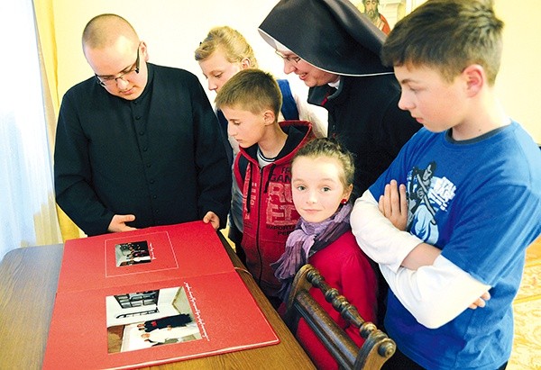 Odwiedzający w dniach rekolekcji radomskie seminarium mieli okazję do wizyty w Pokoju Papieskim, gdzie przechowywane są fotografie i pamiątki z wizyty Jana Pawła II w Radomiu 