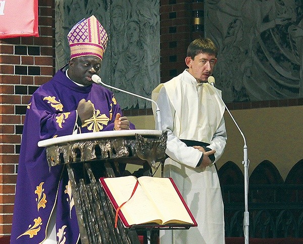  Biskup Hiacinth Egbebo i tłumaczący jego homilię br. Damian Lenckowski